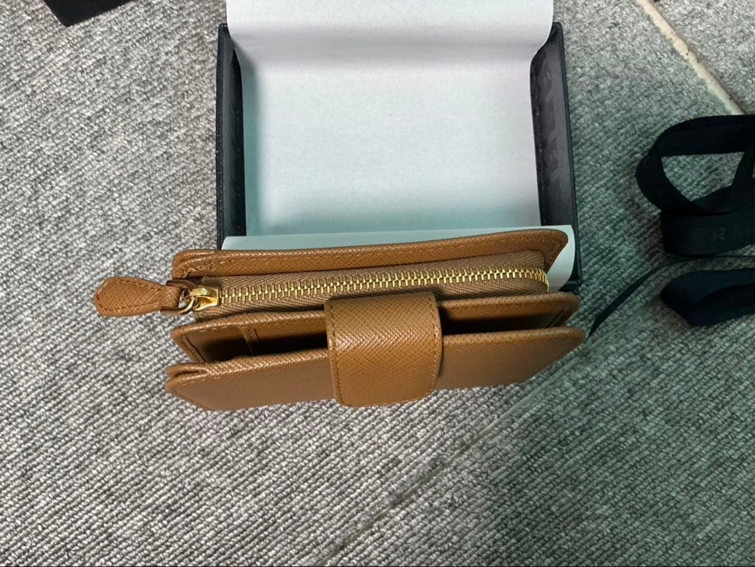 PRADA ブラウン 二つ折り財布　mm23さん専用