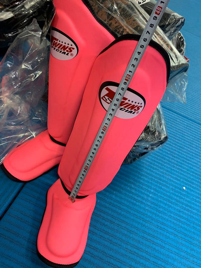 女性に人気 蛍光ピンク M 軽量 レガース ツインズ twins 脛当て