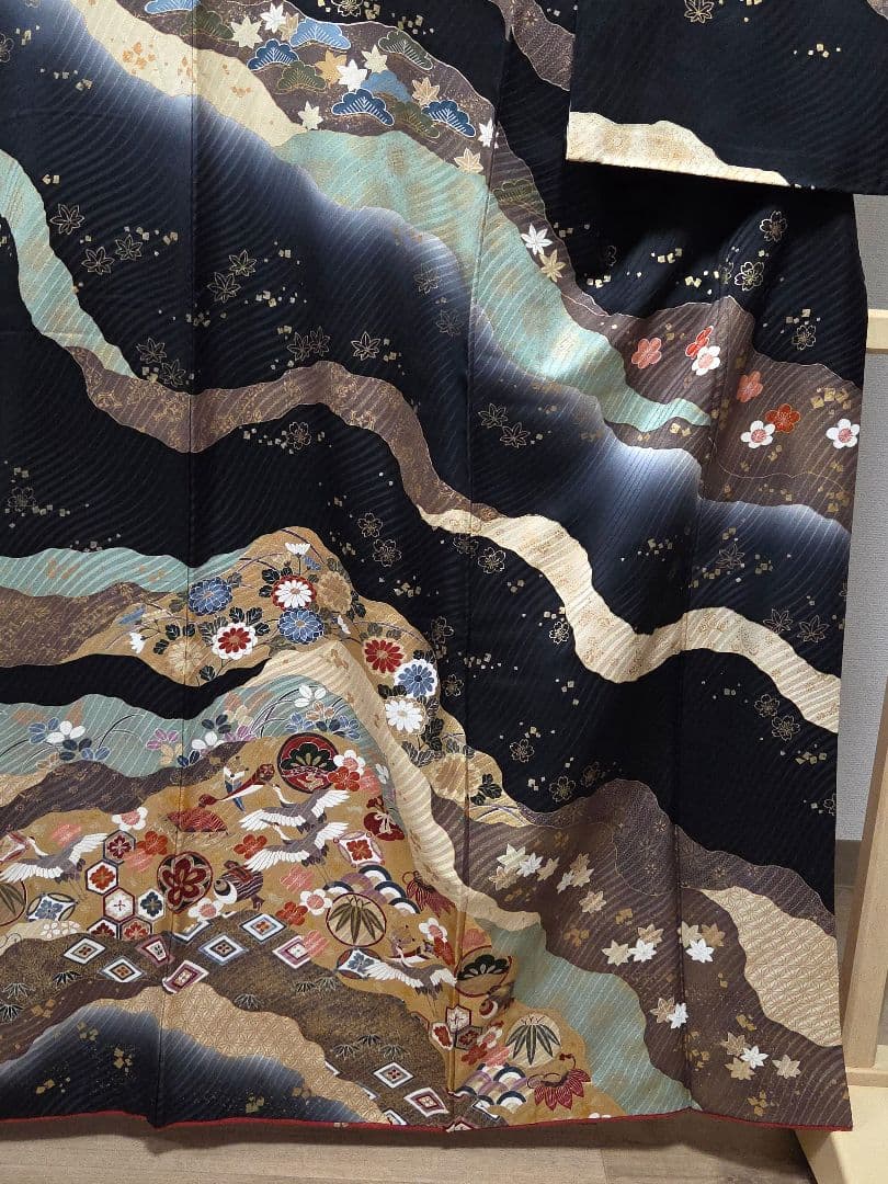 B◇着物くつろぎ 吉祥文様 金彩 金駒刺繍 黒 袷 正絹 中振袖 着物