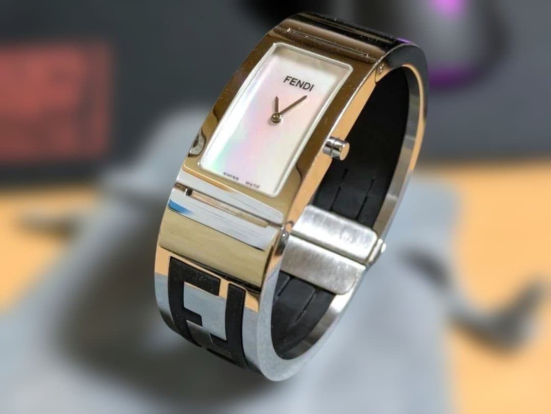 FENDI フェンディ バングルウォッチ ホワイトシェル 3250L