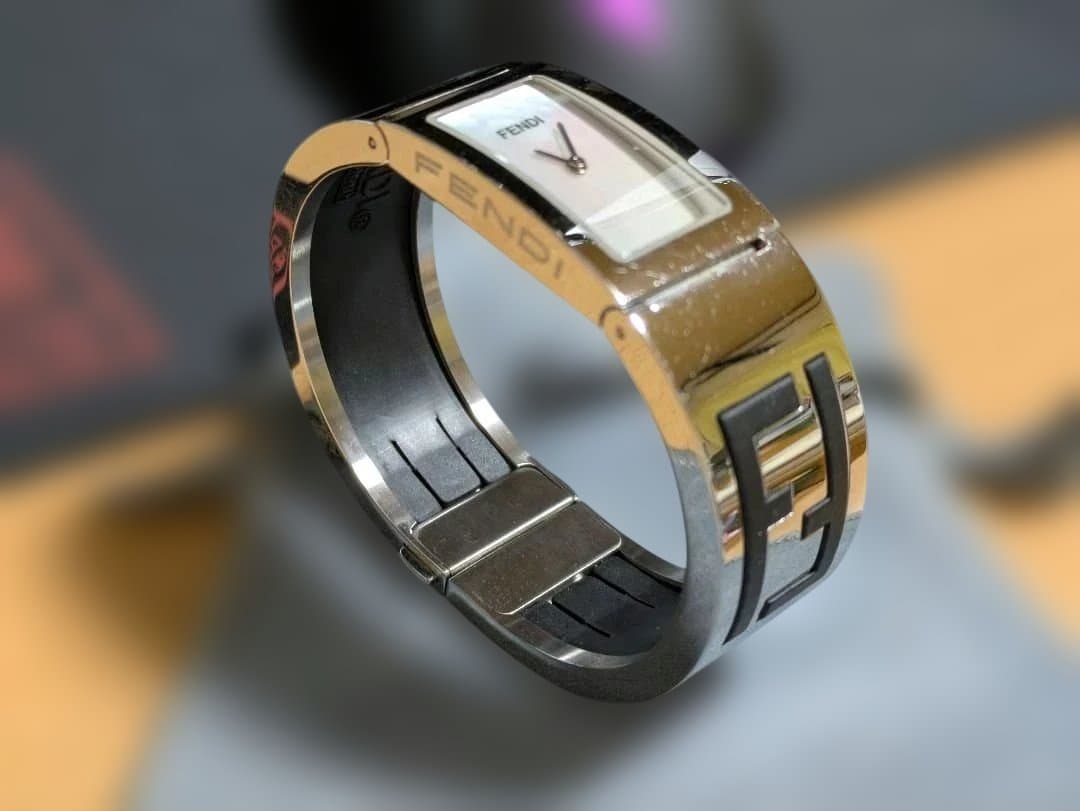 FENDI フェンディ バングルウォッチ ホワイトシェル 3250L