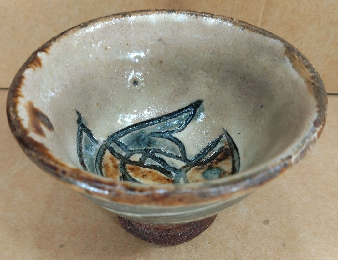 【本物保証】金城次郎 壷屋焼ぐい呑 共箱 栞 人間国宝 壺屋焼 刷毛目魚文ぐい呑