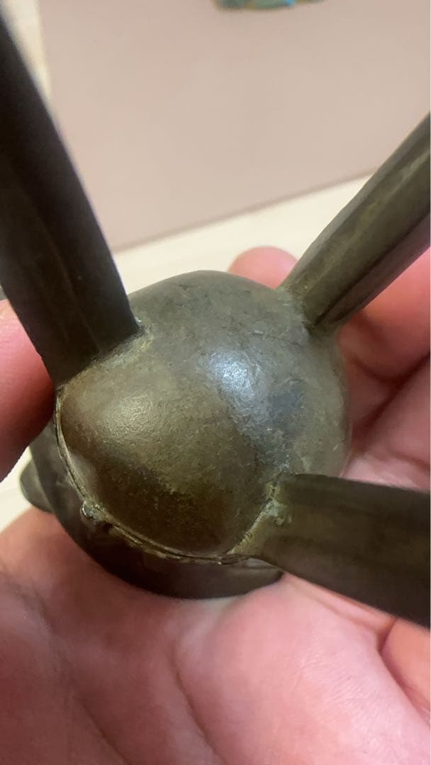 ト*ワ様 酒器，爵杯，金属製三脚型工芸品 幾何学模様