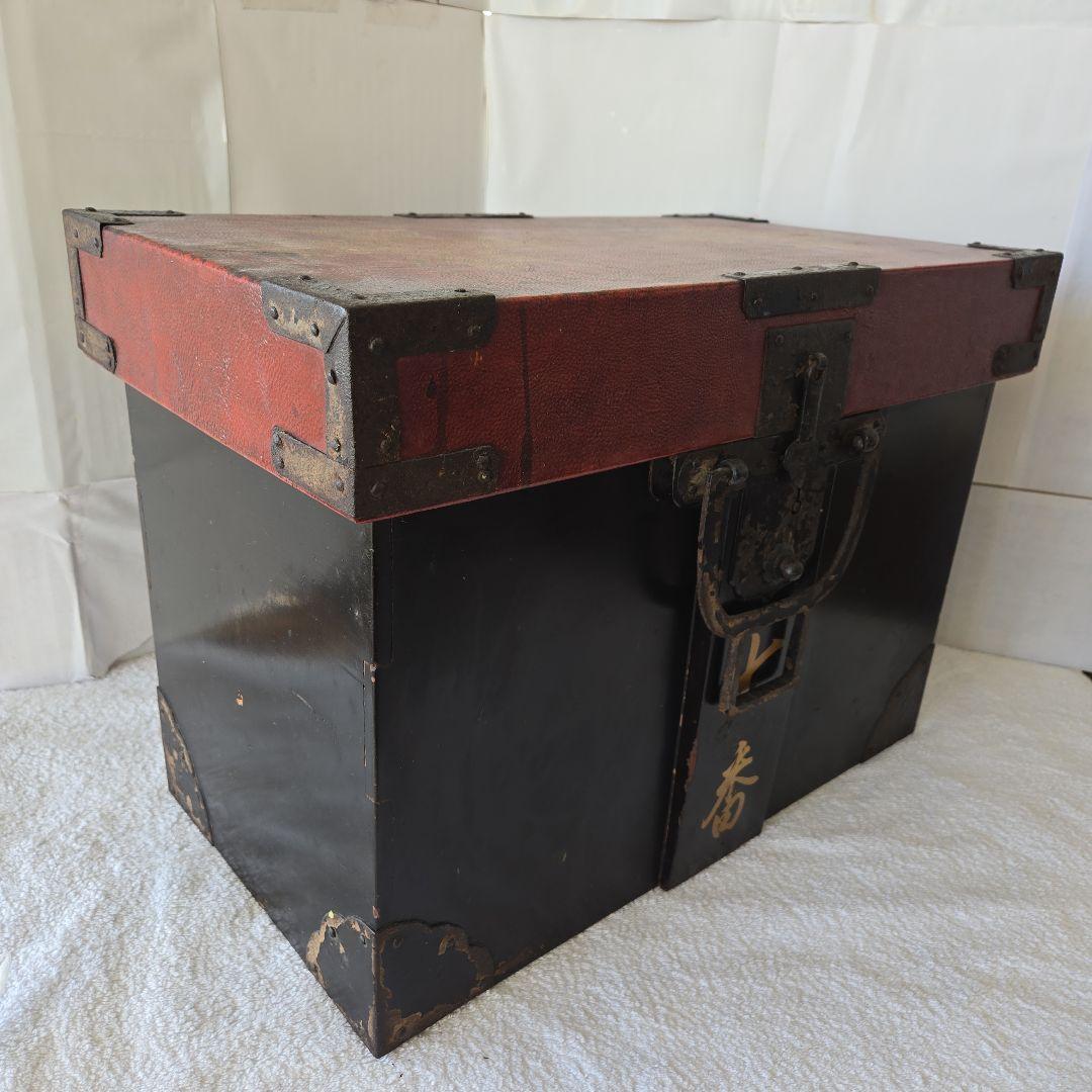 日本の甲冑 | 日本服飾史 挟箱 鎧櫃 家紋 背負箪笥 武具 刀剣 千両箱