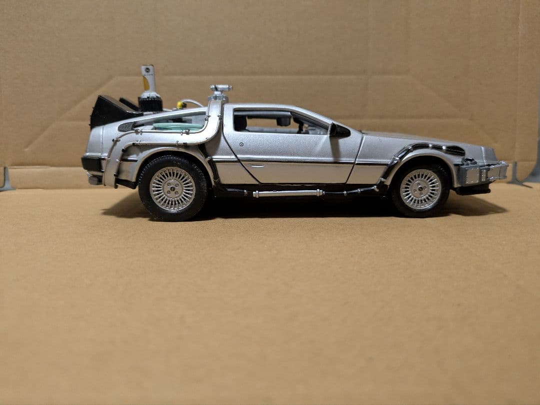 WELLY　　バックトゥザフューチャーPART2 デロリアン　1/24