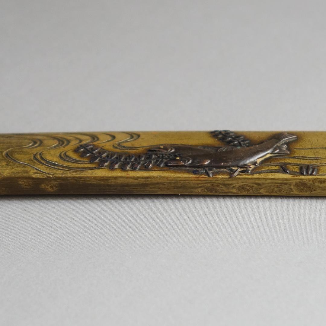 【 在銘 政利 真鍮地 象嵌 片切彫 水草に双鮎図小柄 】 鍔 鐔 小柄 刀装具