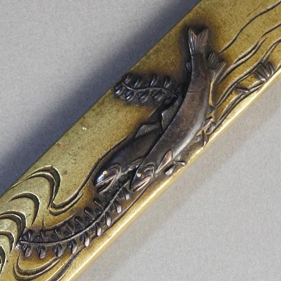 【 在銘 政利 真鍮地 象嵌 片切彫 水草に双鮎図小柄 】 鍔 鐔 小柄 刀装具