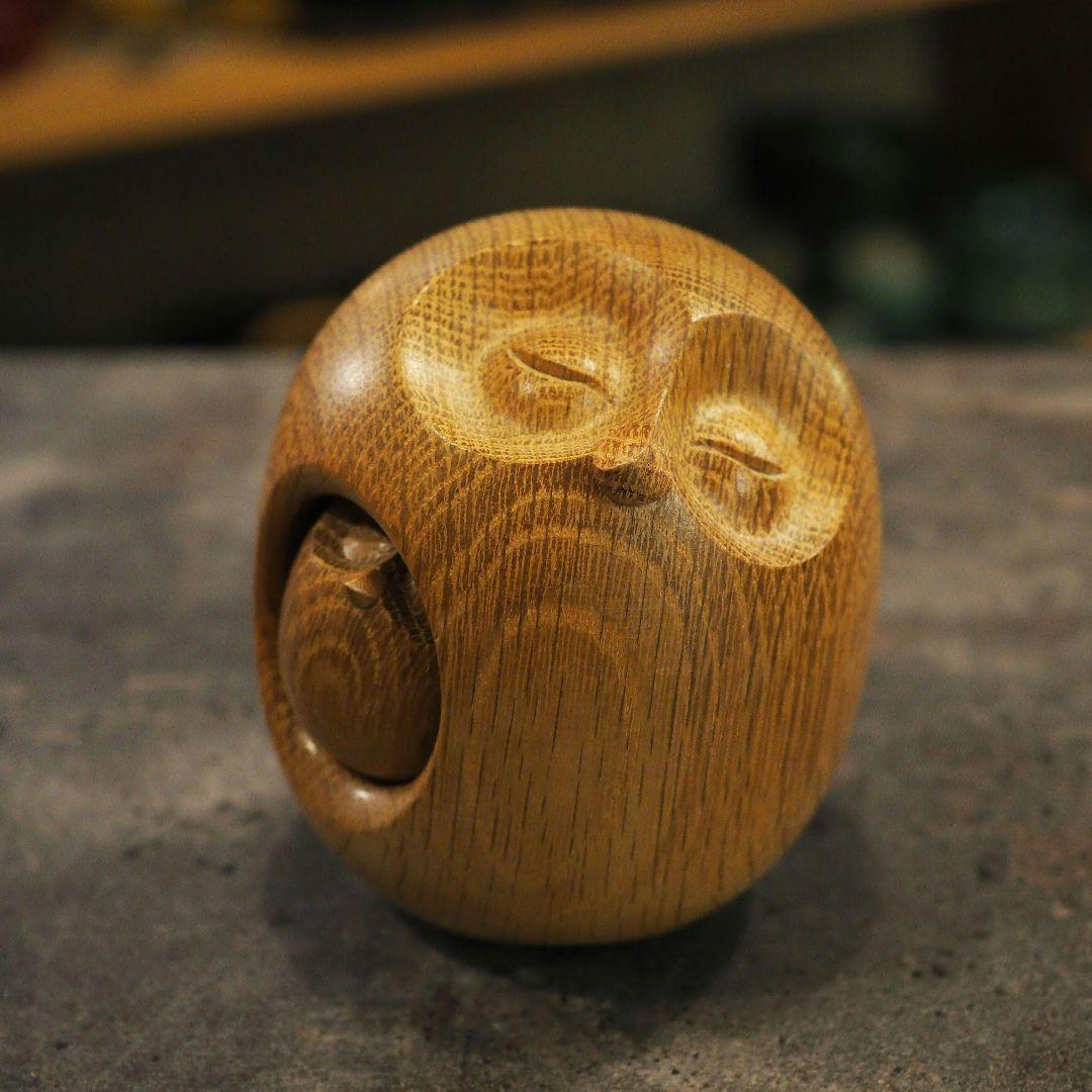 しゃがみ込むエクボのある子供像箱付き