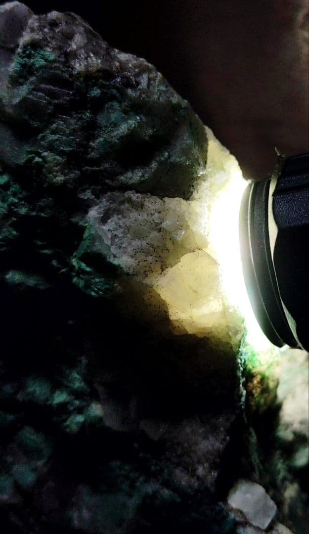 ☆国産マラカイト原石☆孔雀石【秩父鉱山・大黒ズリ3,128g】