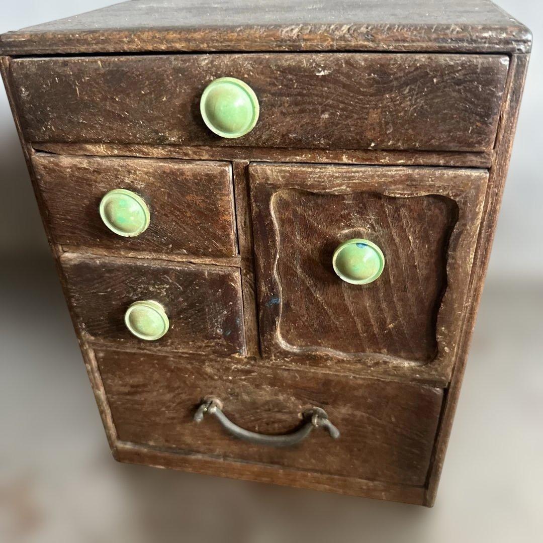 ヴィンテージ グリーンの取っ手がとても可愛い❣️木製4段引き出し箪笥