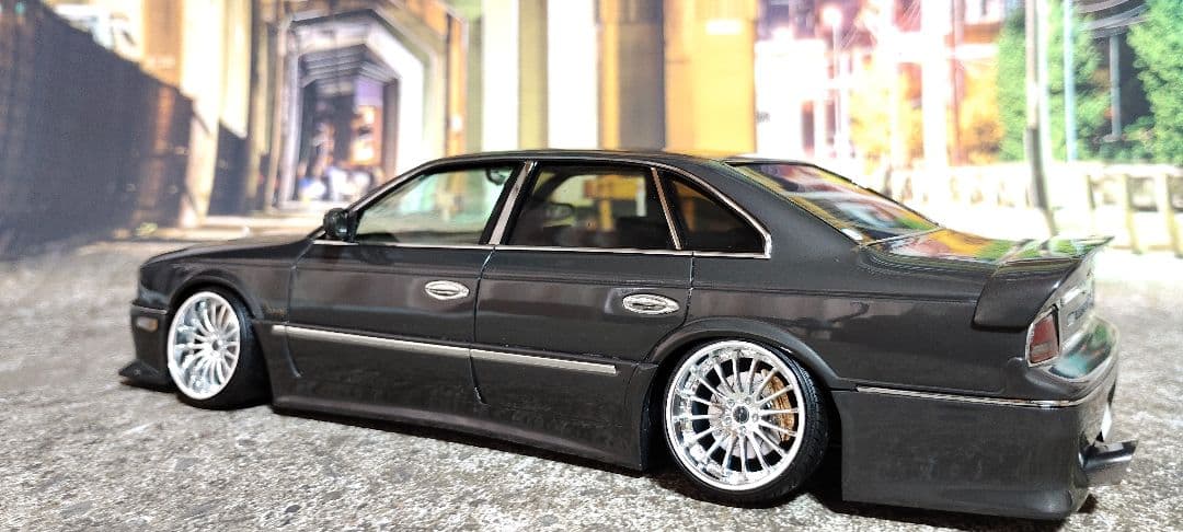 ローダウンセダンモデル グレー 1/18