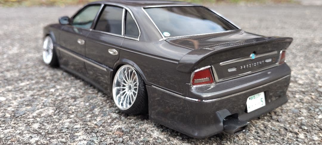 ローダウンセダンモデル グレー 1/18