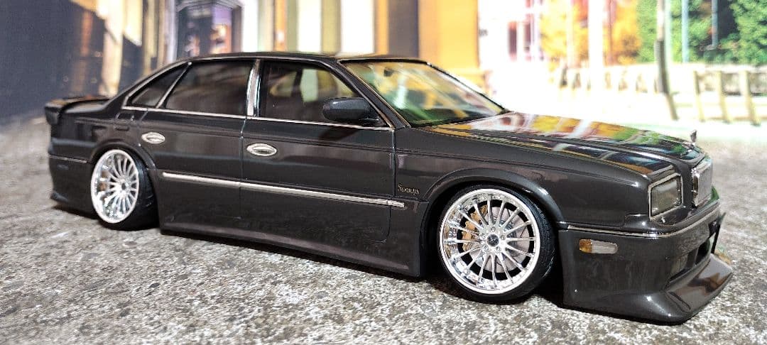 ローダウンセダンモデル グレー 1/18