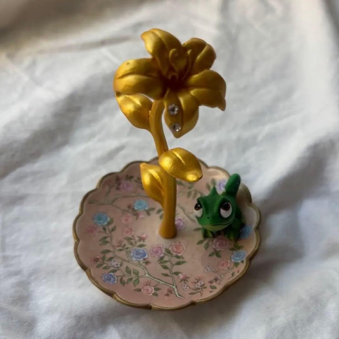 ラプンツェル パスカル アクセサリートレイ ディズニーストア - メルカリ