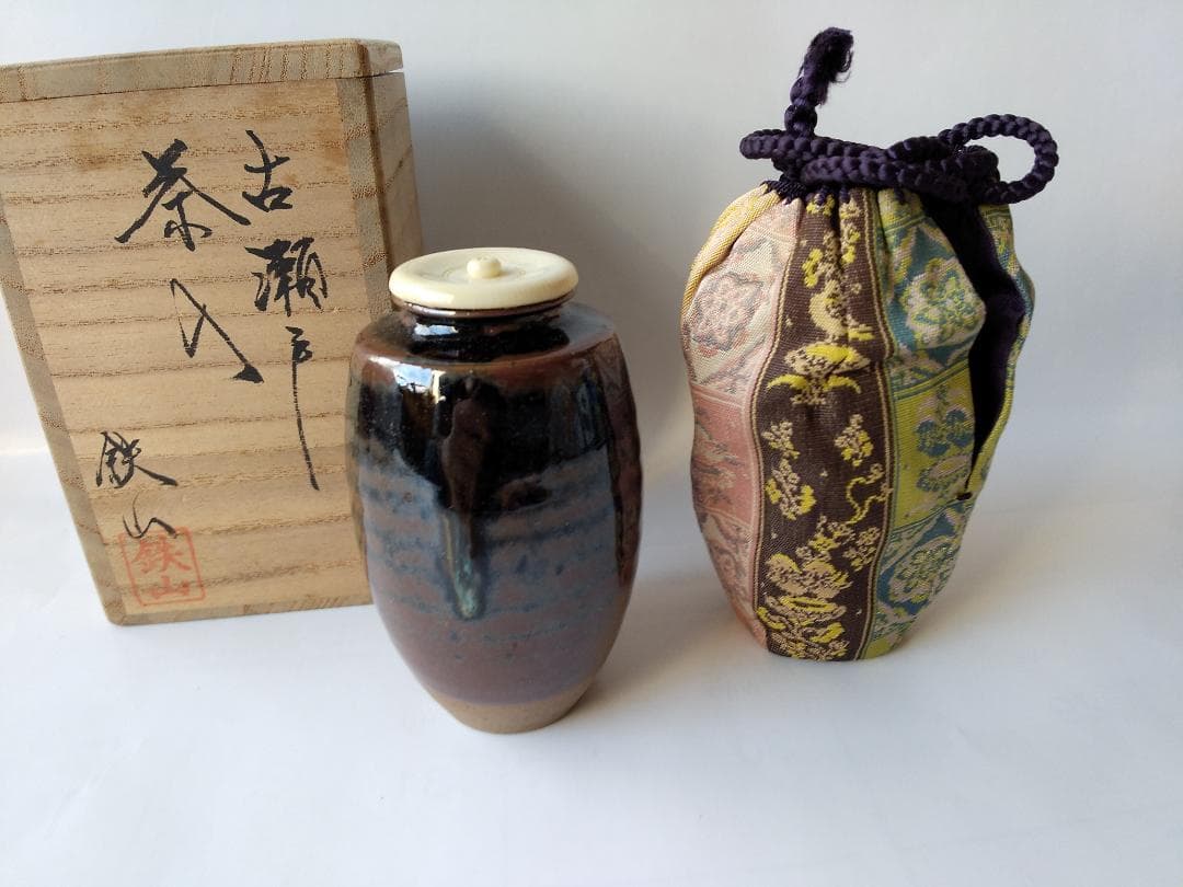 松本鉄山 松本鐵山 古瀬戸 茶入 仕覆 共箱 茶道具 茶入 新品 未使用 です。 松本鉄山 松本鐵山 古瀬戸 茶入 仕覆 共箱 茶道具 茶入 新品 未