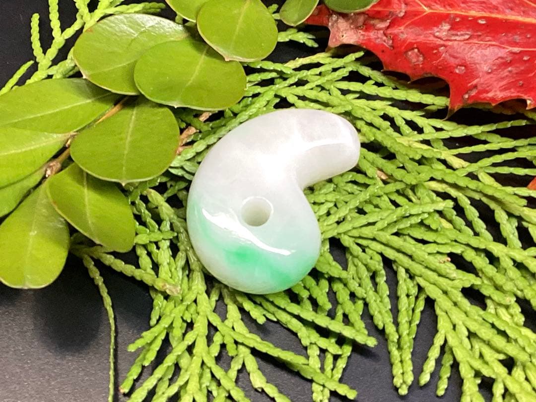 ✳premiumシリーズ 幸運導く天然無垢石の御守り 糸魚川翡翠ジェダイト