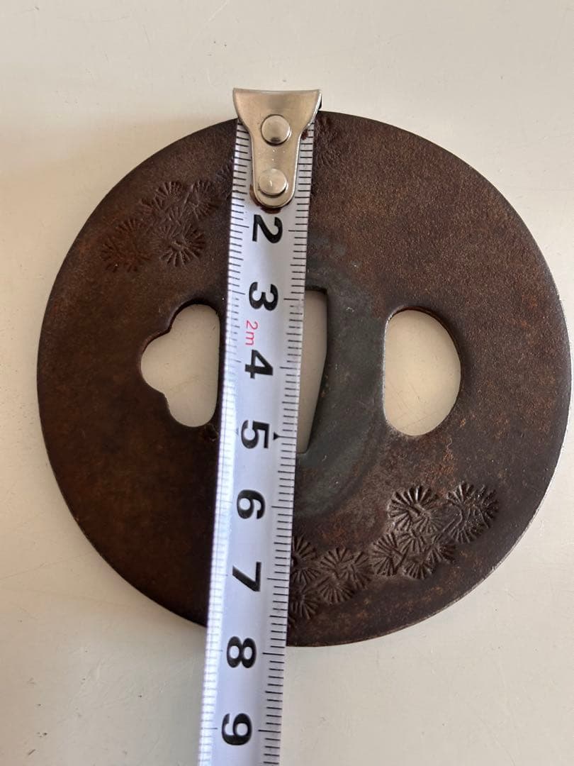 鉄地　丸形　松文彫り鍔　直径約7.8cm 厚4mm 重さ135g 木箱付2572