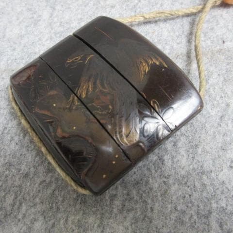 黒塗蒔絵荒波に岩鷹図印籠桃の根付 [B28159]