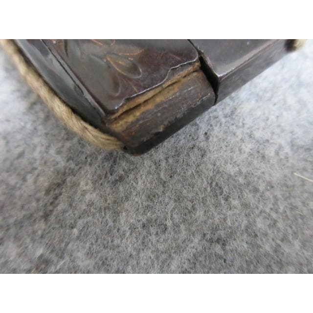 黒塗蒔絵荒波に岩鷹図印籠桃の根付 [B28159]