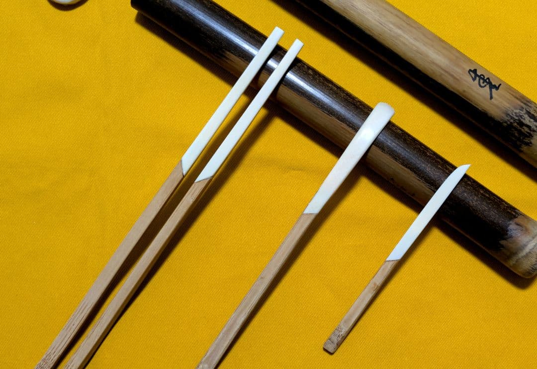 閉店S.】本煤竹共材挟継の茶杓・菓子箸・菓子切セット