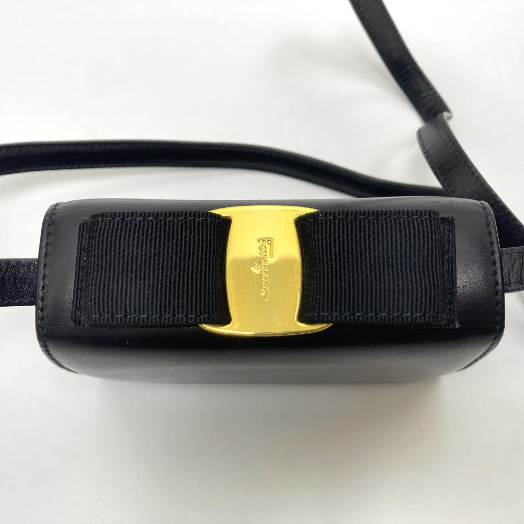 フェラガモ ヴァラリボン ミニショルダーバッグ ブラック ゴールド金具