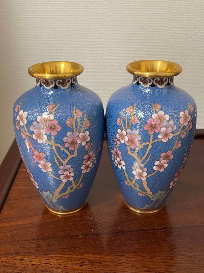 中国美術 梅蝶柄 七宝 花瓶 一对。七宝焼 壶1個台付き。一輪挿し