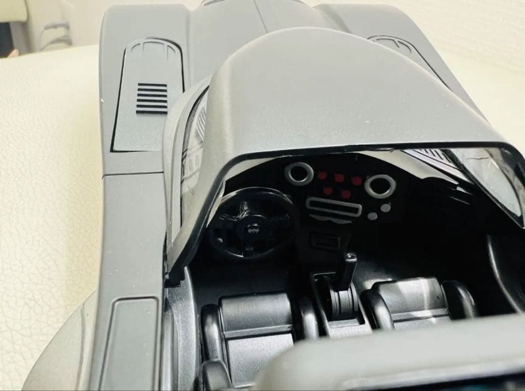 1:18 1989年映画版合金製バットモービル（新品.組立不要）