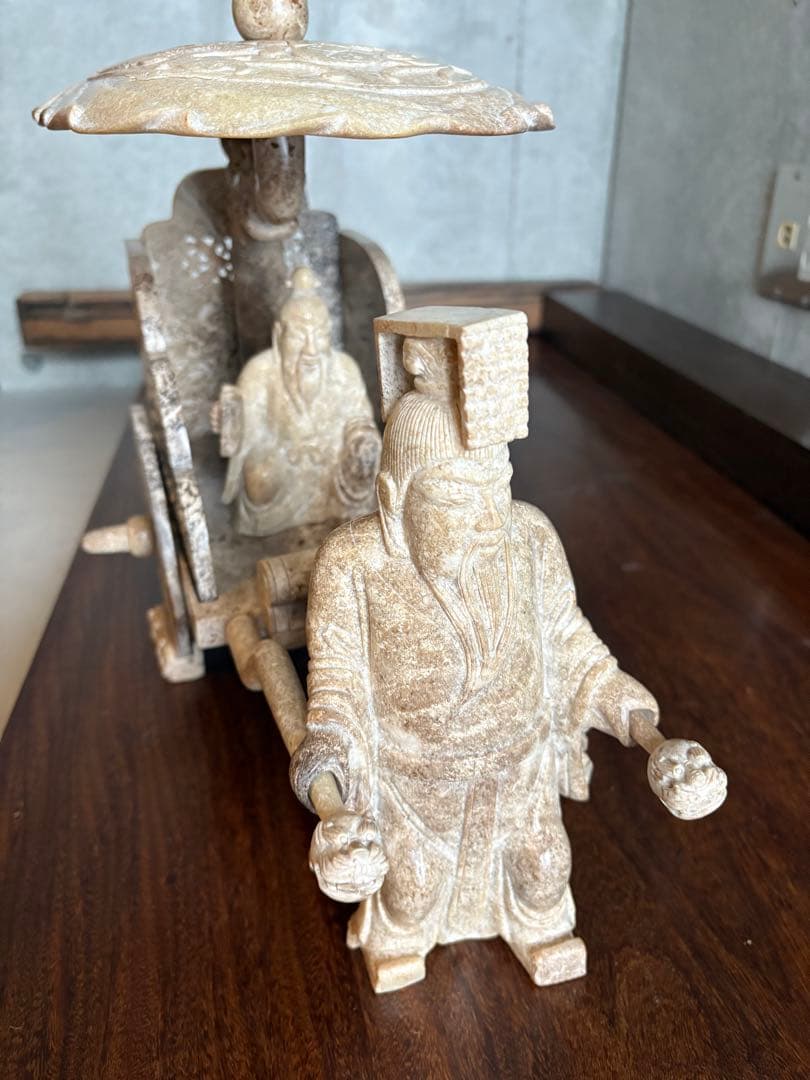 石？玉？の大きな中国的置物 皇帝車？