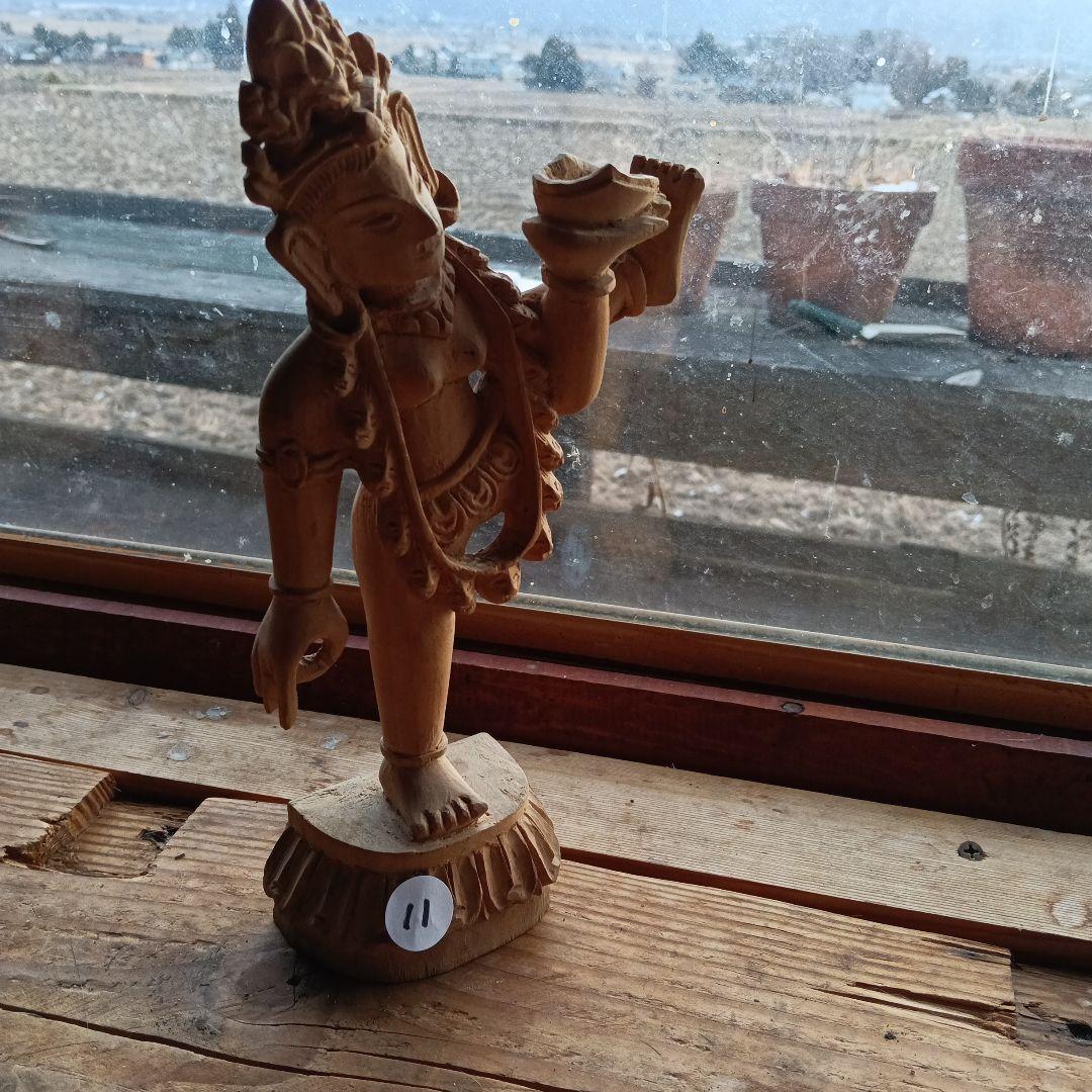 11.インドヒンズー教神木製立像 手に皿を持つデザイン