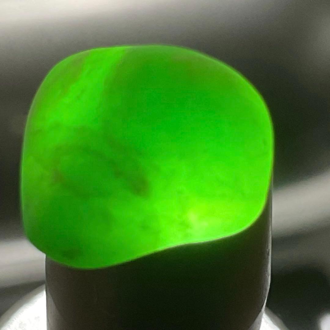 鮮やかな緑色　糸魚川翡翠3個セット合計3g ヒスイ　ひすい