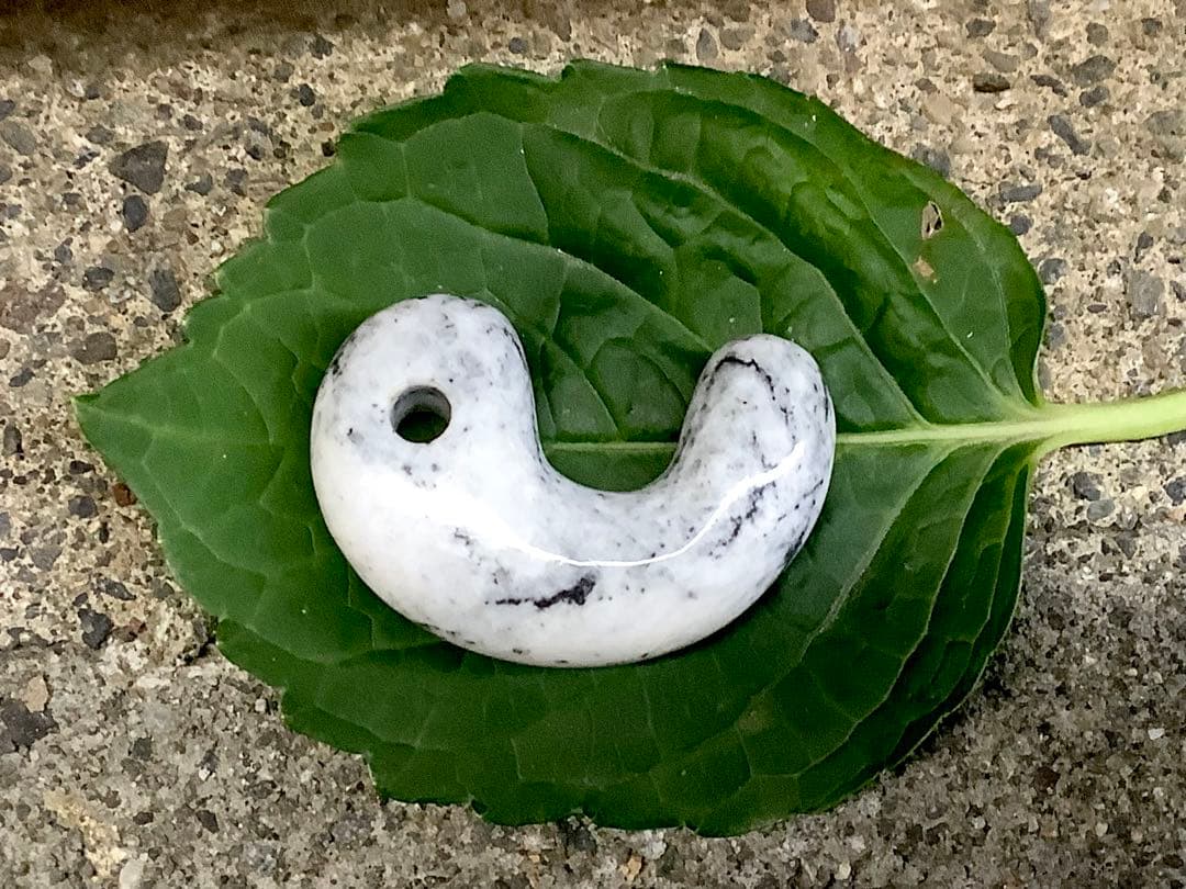 ✳何処にもありません‼️カルセドニー材料勾玉 限定品最後の1点//