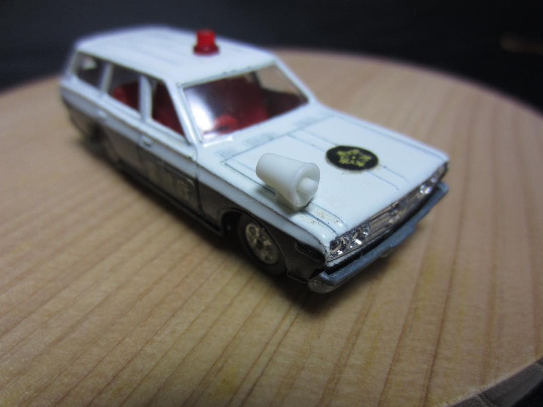 黒箱トミカ／【運転席窓あきver】日産セドリックワゴン白パト