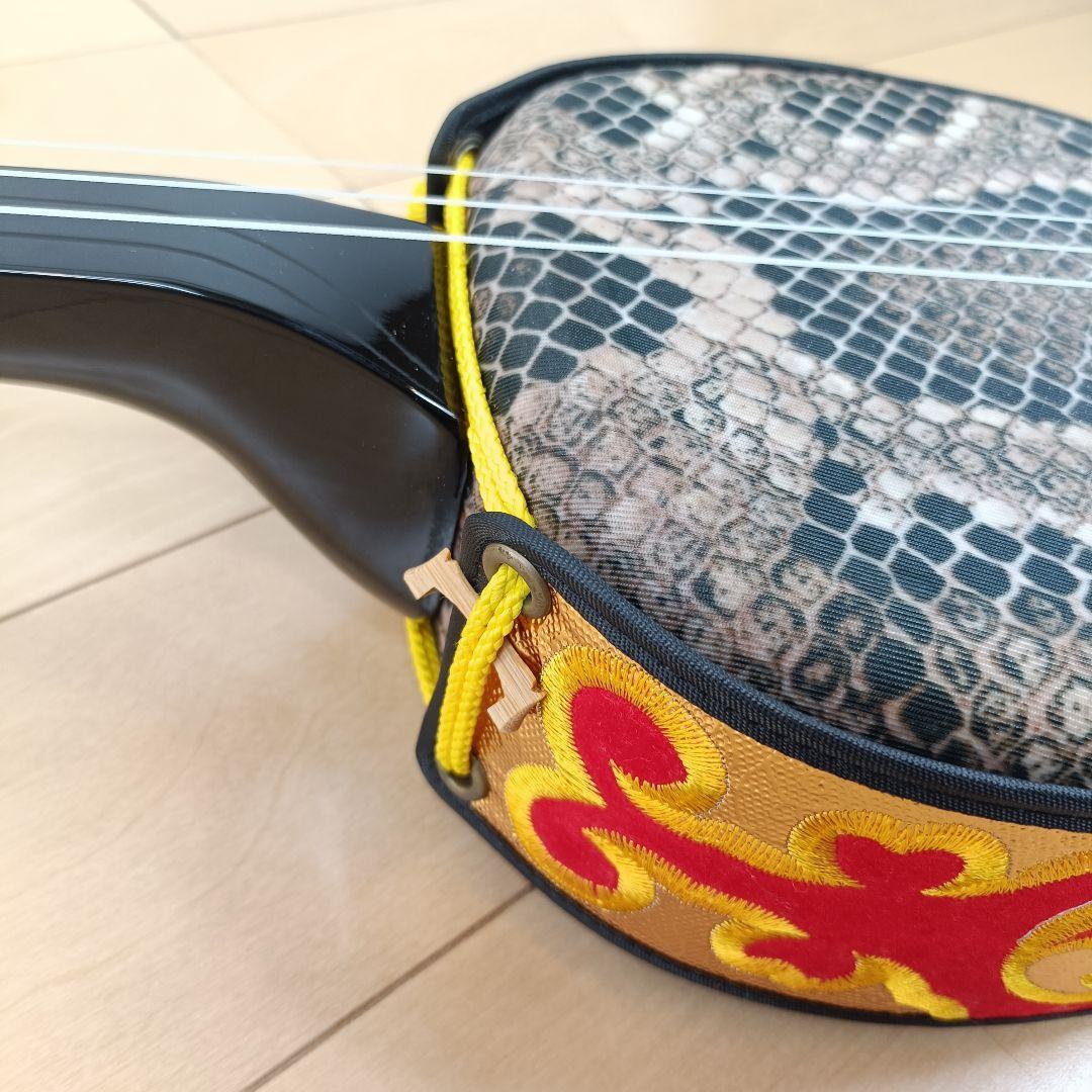 美品 沖縄三線 人工革 ソフトケース、爪、小物入れなど付属 美品 沖縄