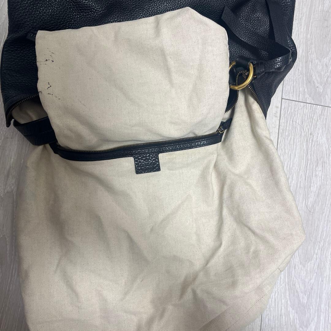 GUCCI ブラックバッグ　ノートPC入る大きさ　柔らかいレザーで使いやすい