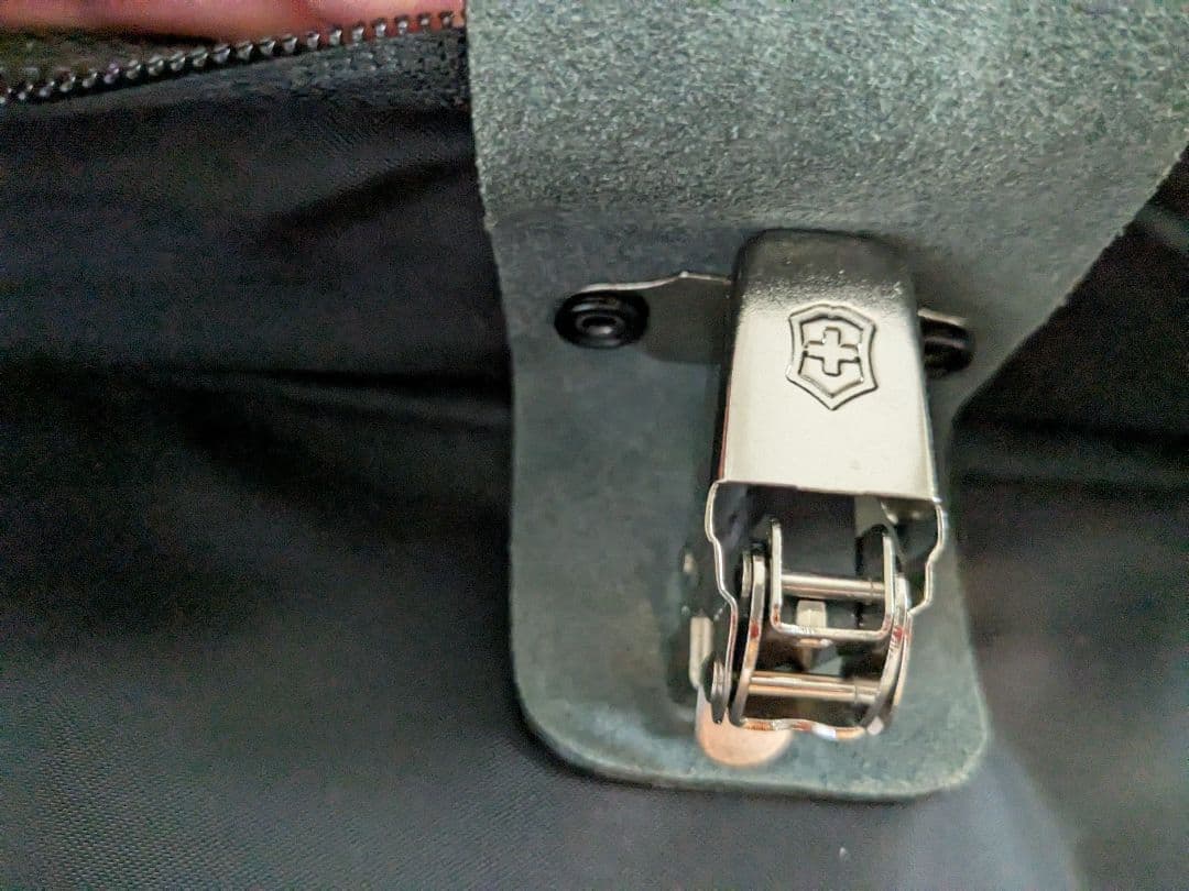 Victorinox ガーメントバッグ（カーキ色） Victorinox ガーメント