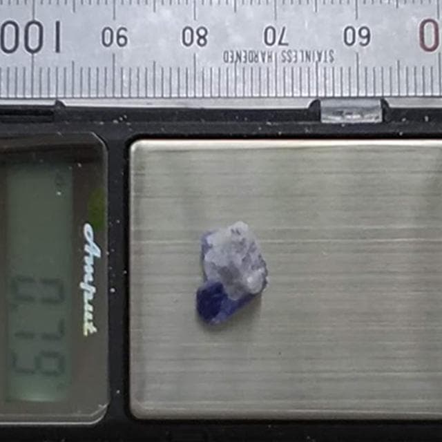 0.79g　タンザナイト　母岩付き　鉱物標本
