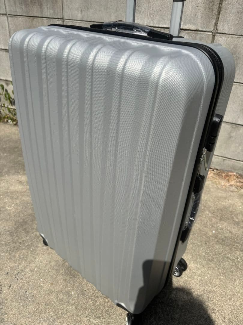 Мサイズ新品未使用スーツケース キャリーケース シルバー60L軽量3-5泊