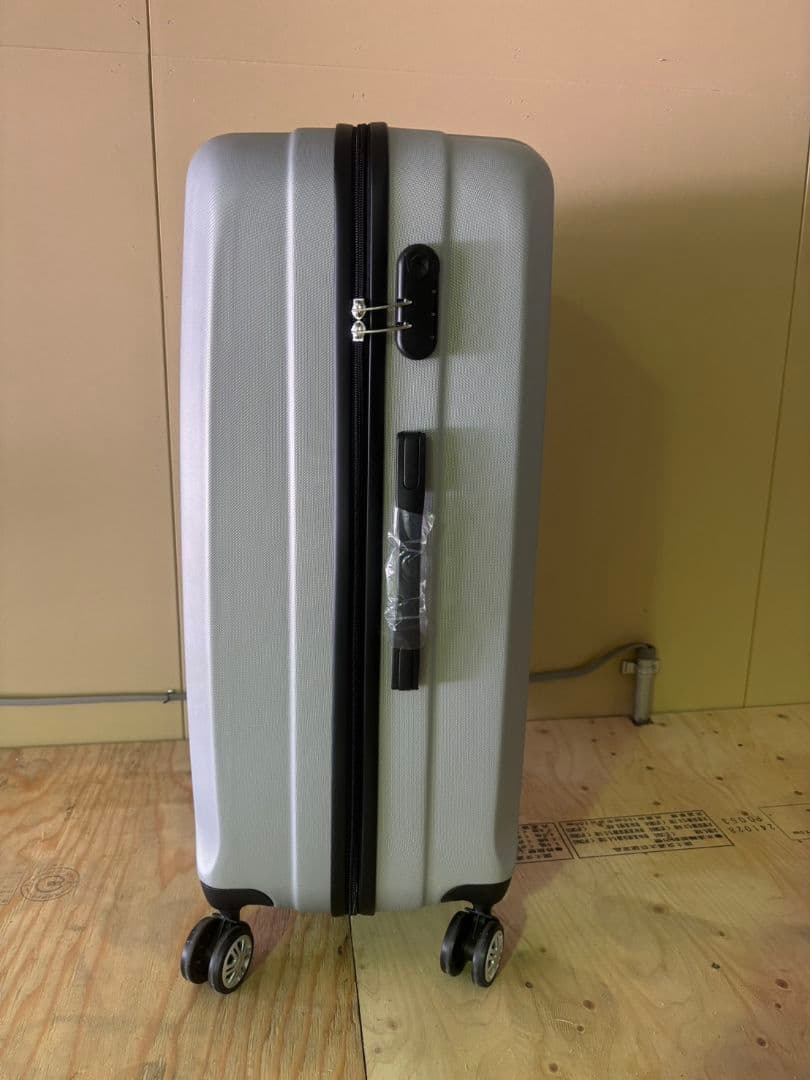 Мサイズ新品未使用スーツケース キャリーケース シルバー60L軽量3-5泊