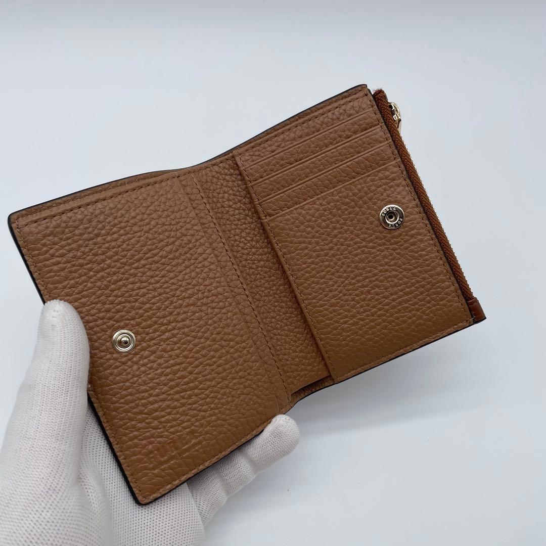 未使用 FURLA 販売済み 二つ折り財布 ダフネ アーチロゴ