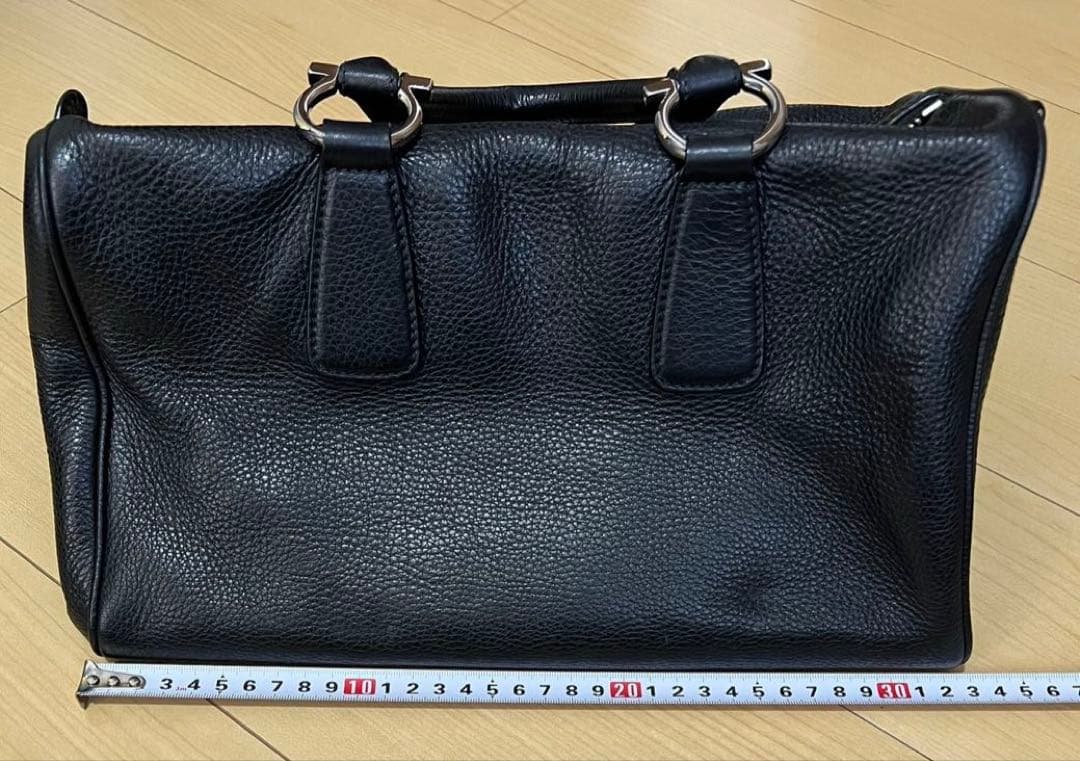 サルヴァトーレフェラガモ　ブラックレザー ハンドバッグ