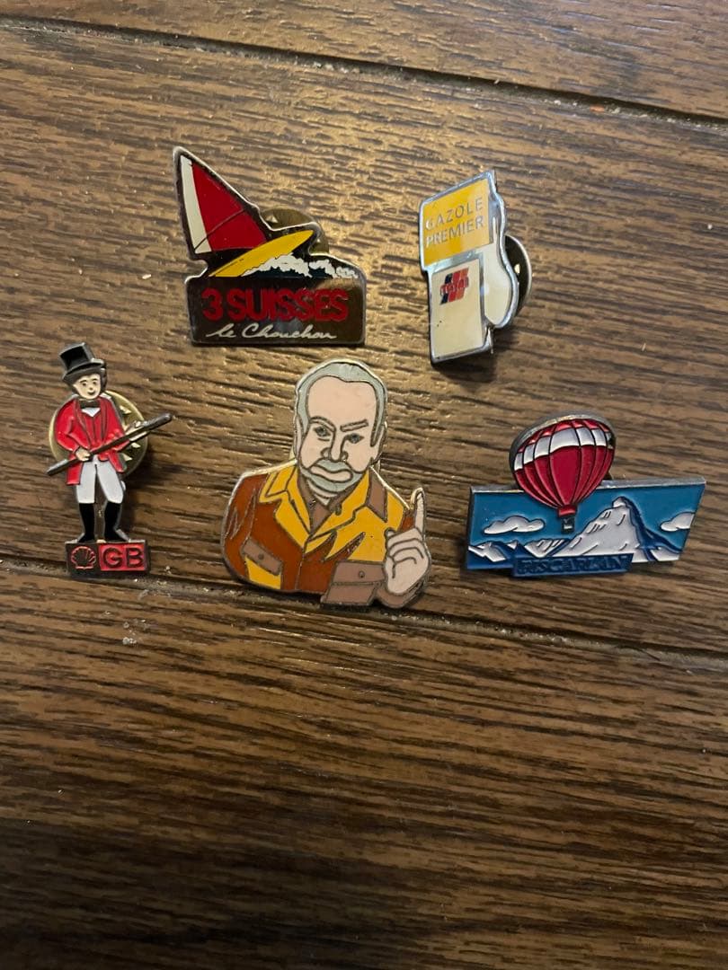 パリで購入 企業ノベルティピンバッジ34点