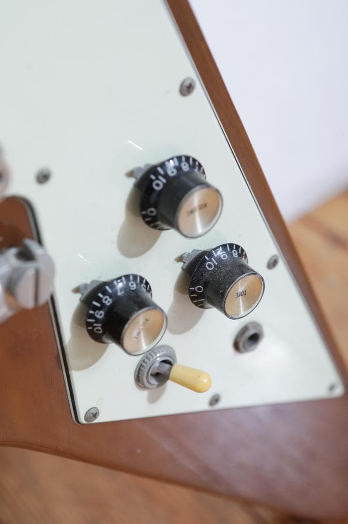 Flying V（メーカー不明／DuncanフロントPU・Schallerペグ）