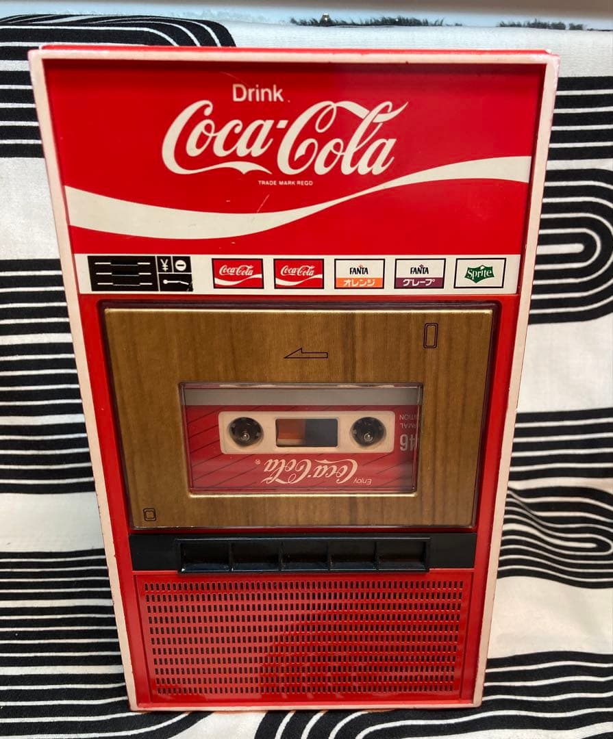 昭和レトロ　ミドセンチュリー　コカ・コーラ自動販売機型カセットテーププレイヤー 昭和レトロ ミドセンチュリー コカ・コーラ自動販売機型カセットテープ