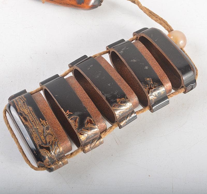 時代提げ物　金蒔絵桜閣山水文　印籠　薬入　獣骨根付　緒締め玉　D　R5255