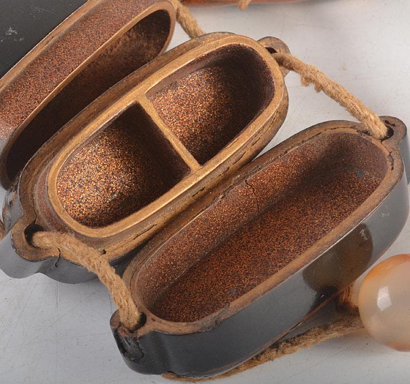 時代提げ物　金蒔絵桜閣山水文　印籠　薬入　獣骨根付　緒締め玉　D　R5255