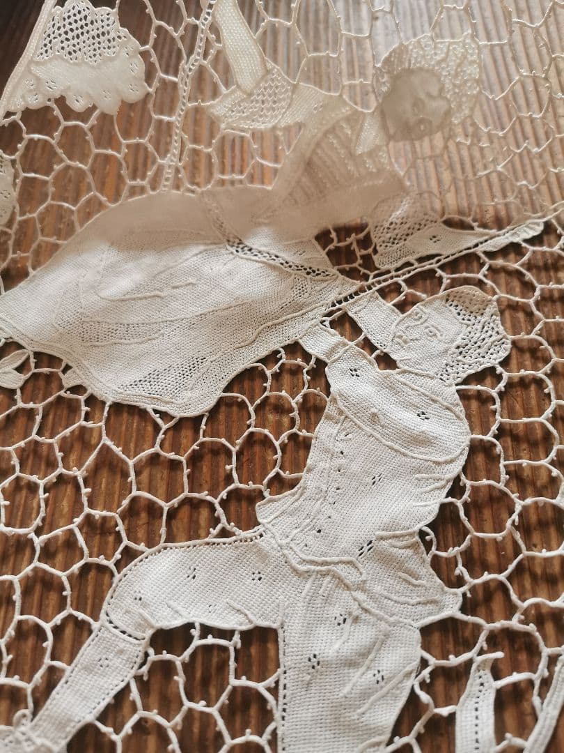 アンティークイタリア ポワンドローズヴェニスレース ブランコを漕ぐ