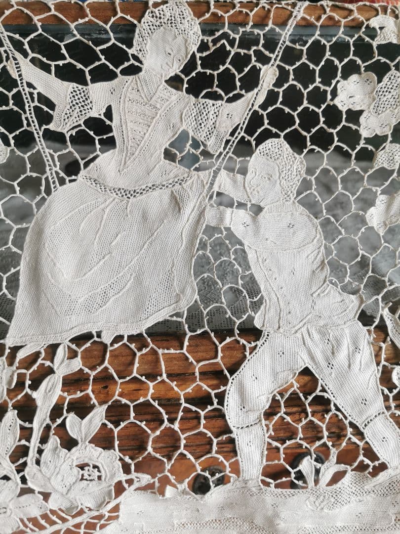 アンティークイタリア ポワンドローズヴェニスレース ブランコを漕ぐ