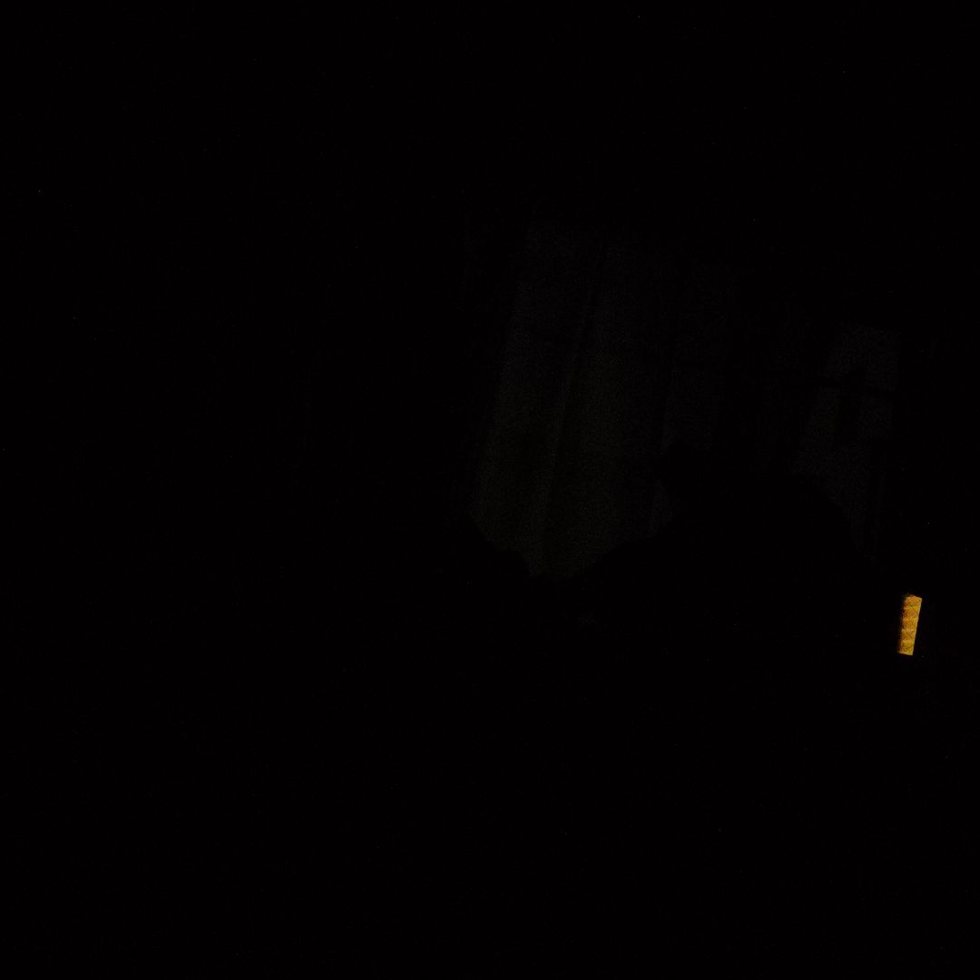 暗い色の光点があるピンバッジ