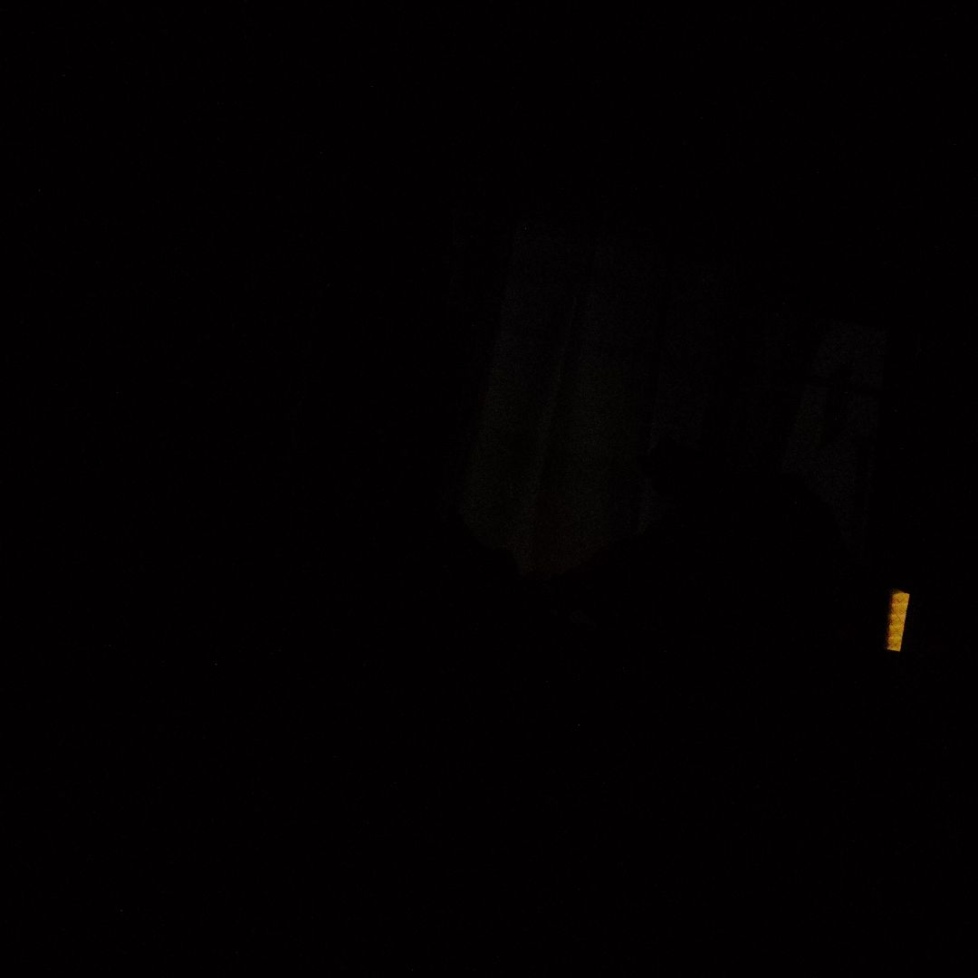 暗い色の光点があるピンバッジ