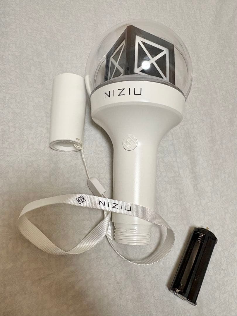 NiziU ペンライト 本体、電池ケースのみ 送料込み - メルカリ
